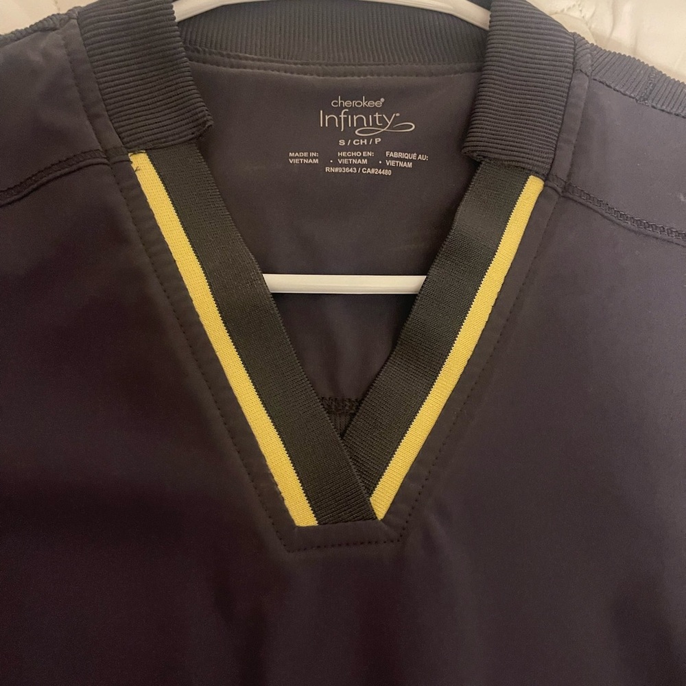 Cherokee Infinity Scrub Top - Picture 2 of 3